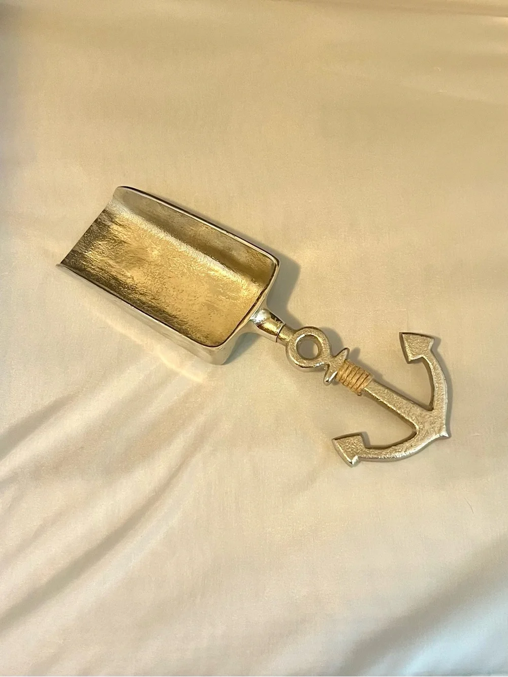 Nautical-themed metal ice scoop w/ a distinct anchor-shaped handle